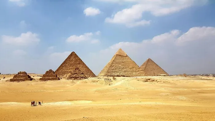 “Many People Still Believe It”: 25 Silly Yet Popular Myths About Iconic Landmarks Around The World