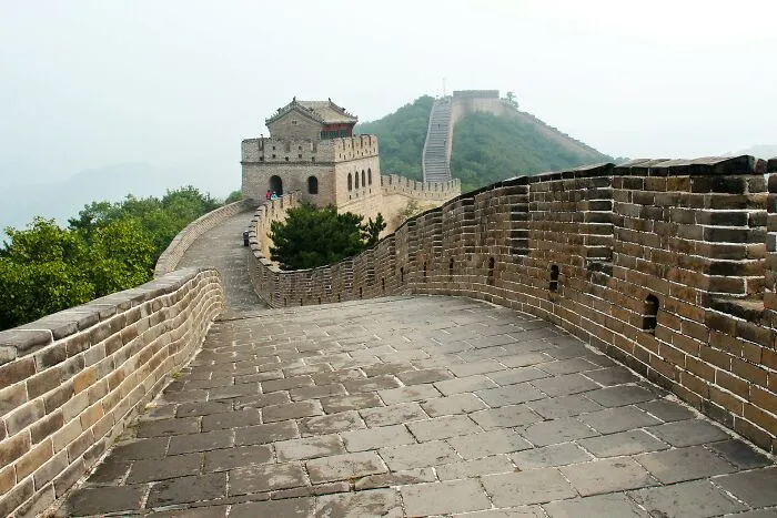 “Many People Still Believe It”: 25 Silly Yet Popular Myths About Iconic Landmarks Around The World