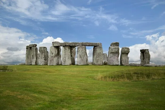 “Many People Still Believe It”: 25 Silly Yet Popular Myths About Iconic Landmarks Around The World