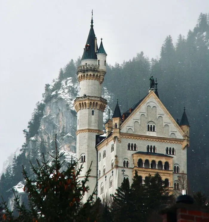 “Many People Still Believe It”: 25 Silly Yet Popular Myths About Iconic Landmarks Around The World