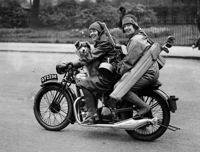 45 Historical Moments That Show The Unchanging Bond Between Dogs And Humans Shared By This Community