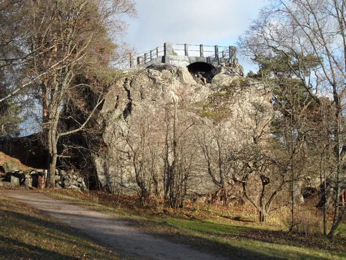 “The World May Never Know”: 69 Urban Legends That Still Give People Chills