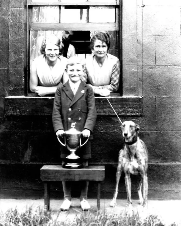 45 Historical Moments That Show The Unchanging Bond Between Dogs And Humans Shared By This Community