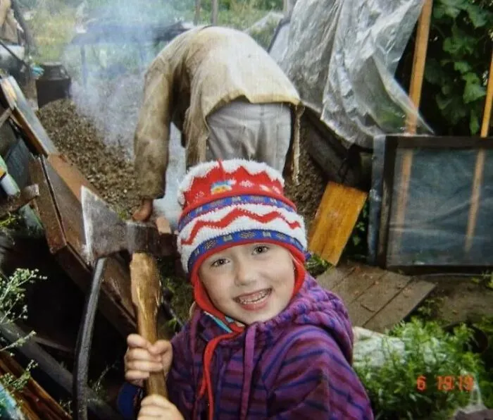79 Hilariously Awkward Childhood Blunders Captured On Camera That Still Haunt People Today