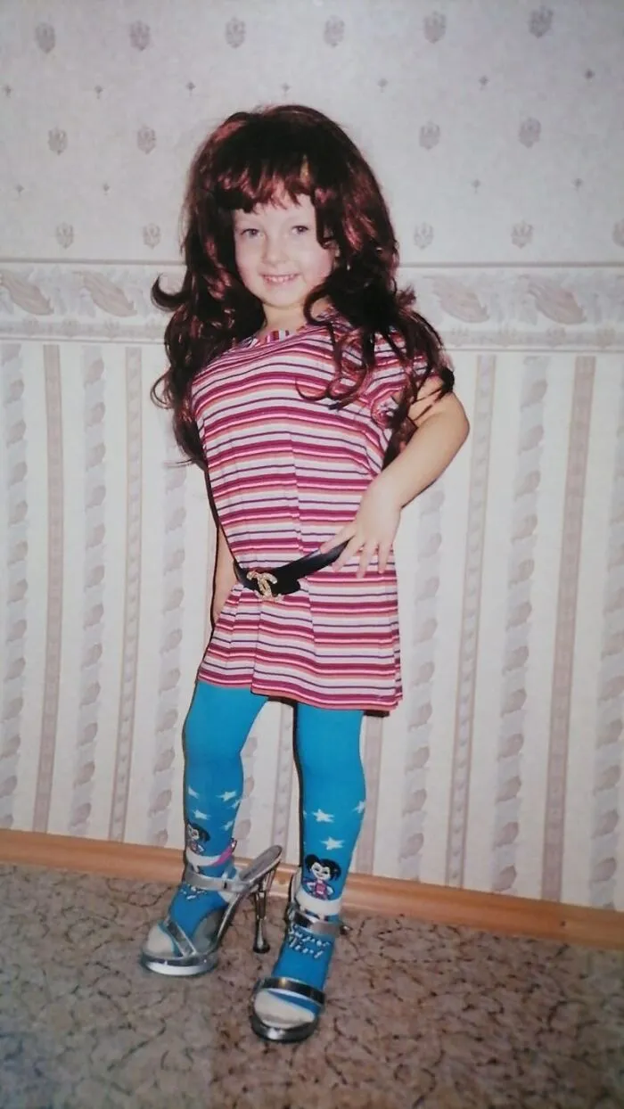 79 Hilariously Awkward Childhood Blunders Captured On Camera That Still Haunt People Today