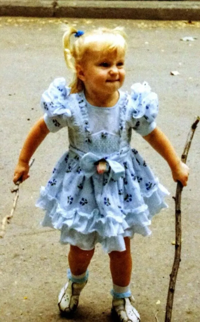 79 Hilariously Awkward Childhood Blunders Captured On Camera That Still Haunt People Today