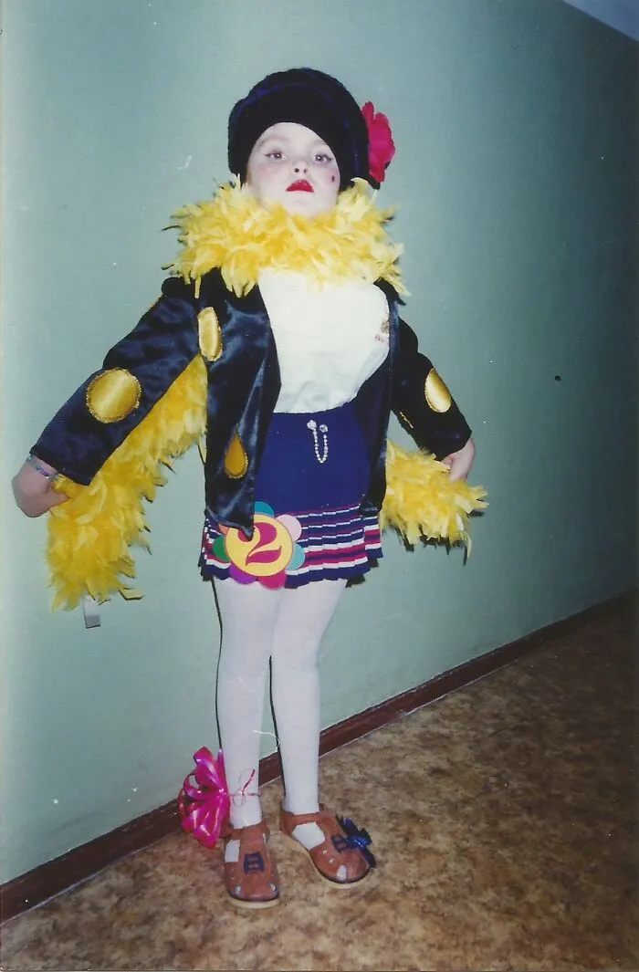 79 Hilariously Awkward Childhood Blunders Captured On Camera That Still Haunt People Today