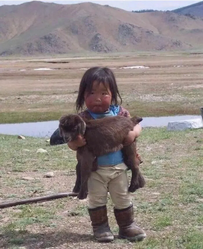 79 Hilariously Awkward Childhood Blunders Captured On Camera That Still Haunt People Today