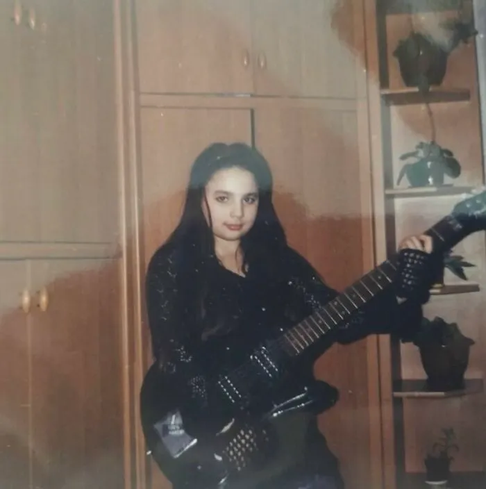 79 Hilariously Awkward Childhood Blunders Captured On Camera That Still Haunt People Today