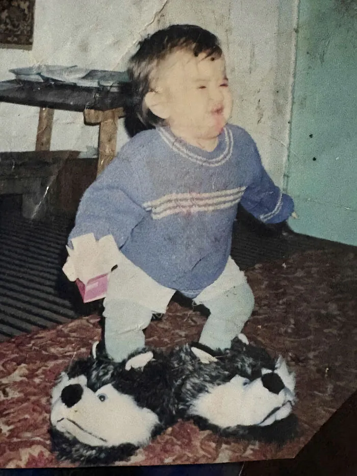 79 Hilariously Awkward Childhood Blunders Captured On Camera That Still Haunt People Today