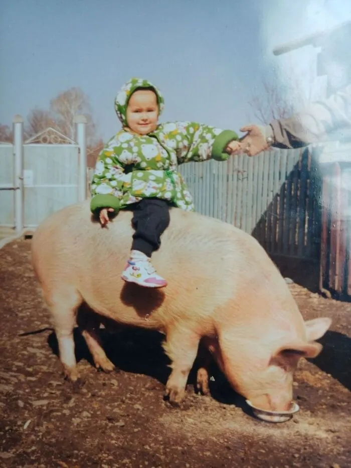 79 Hilariously Awkward Childhood Blunders Captured On Camera That Still Haunt People Today