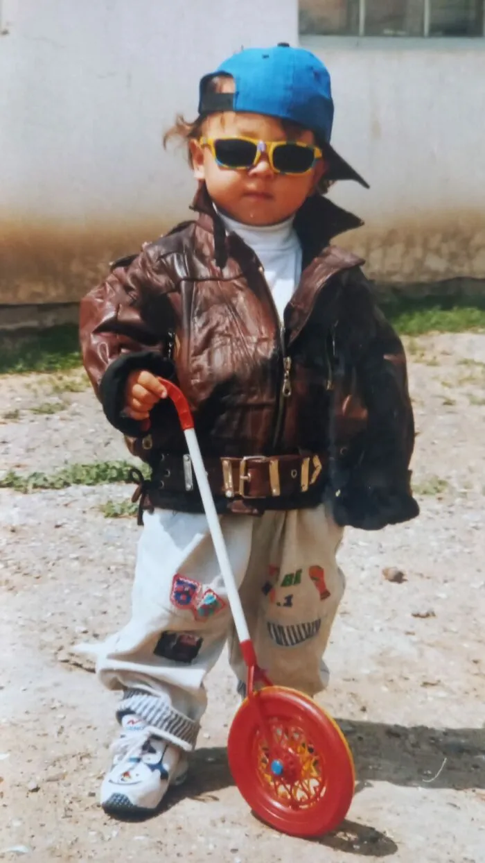 79 Hilariously Awkward Childhood Blunders Captured On Camera That Still Haunt People Today