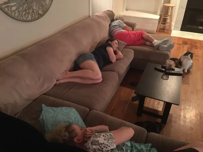 A mi esposa le encanta echarse una siesta siempre que puede. Su madre y su abuela vinieron de visita y ahora entiendo de dónde lo ha sacado.