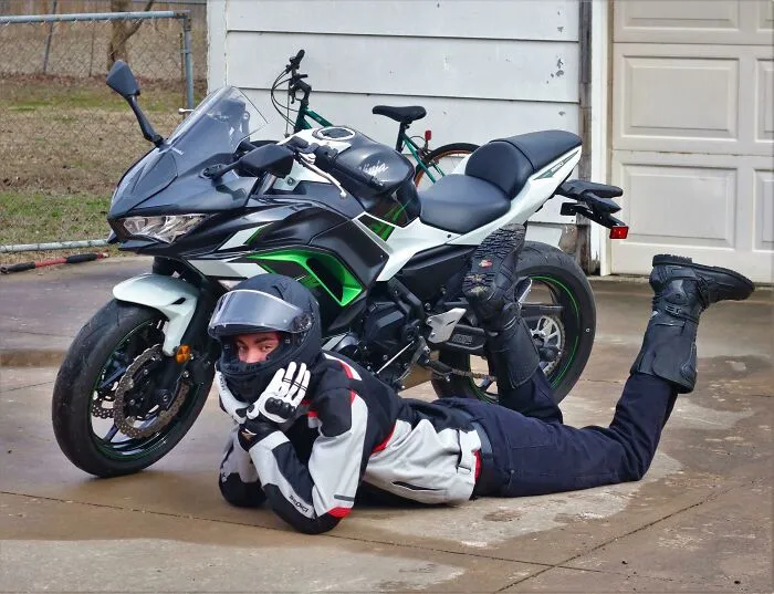 Me he comprado mi primera moto y tenía que posar con ella