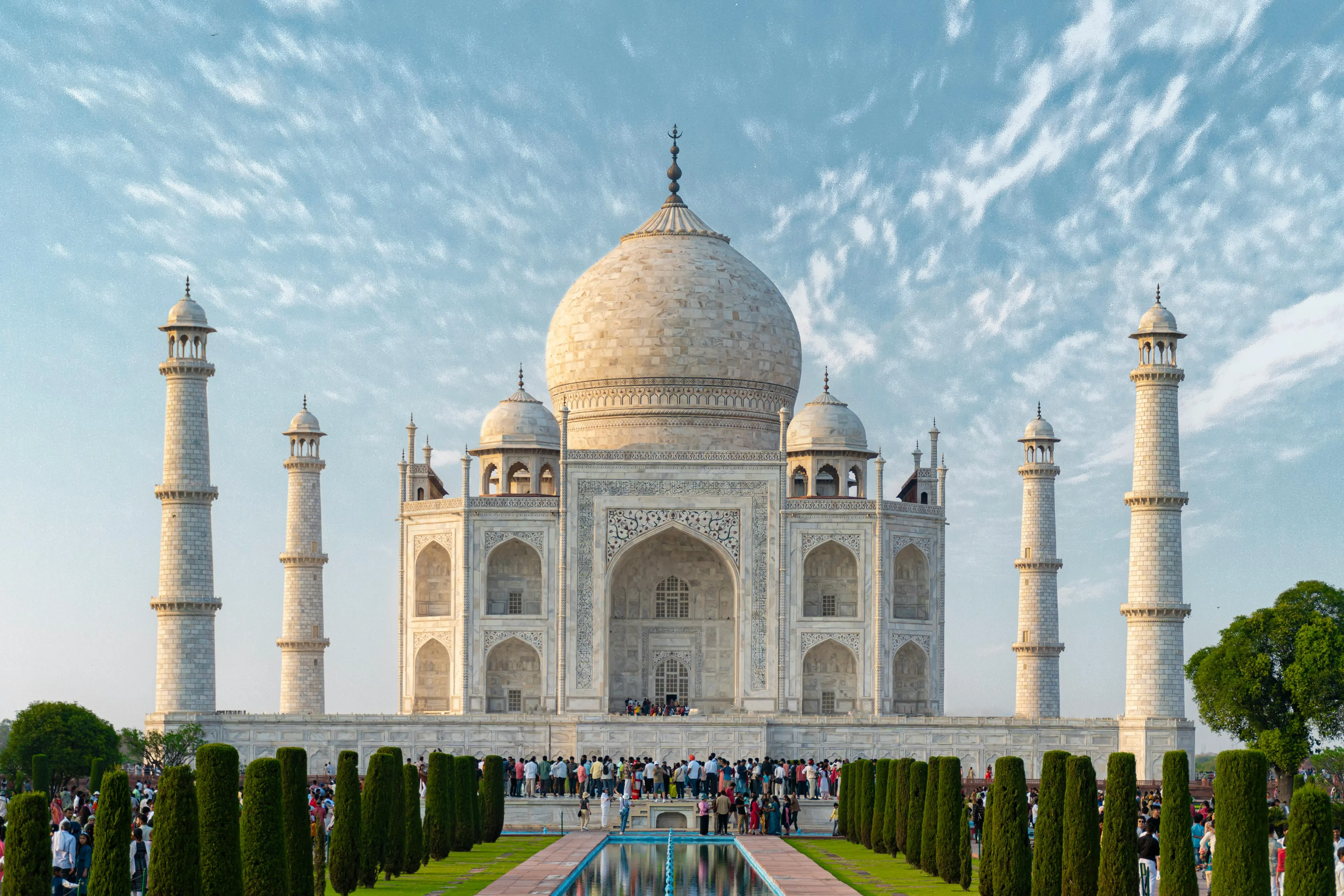 Famous landmark Taj Mahal with tourists, a visual hint to guess the country for geography challenge.