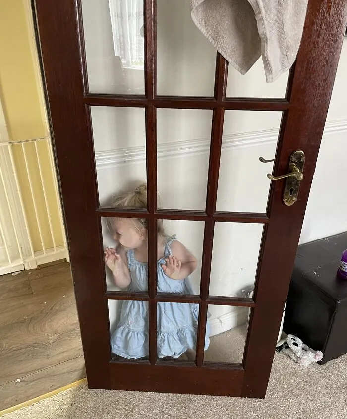 Jugar al escondite con una niña pequeña siempre es emocionante