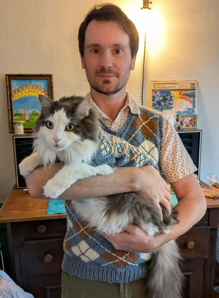 ¡Chicos con suéteres a juego! Le hice a mi esposo y a mi gato chalecos de punto rombo a juego.