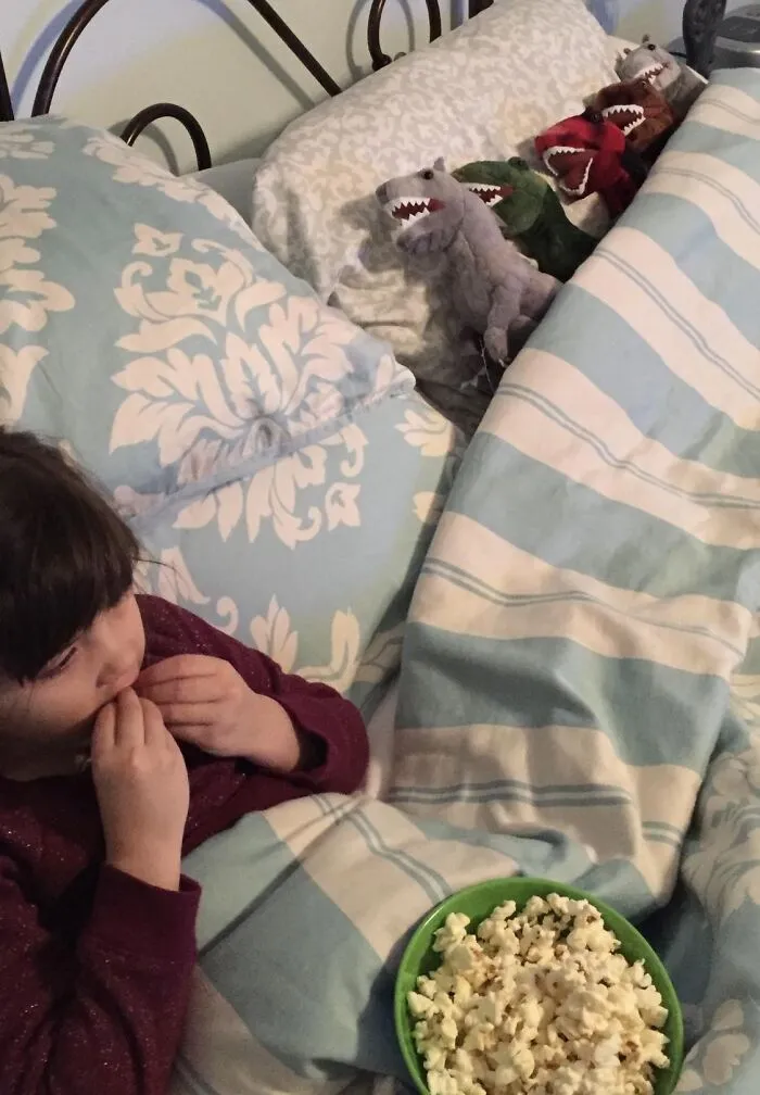 Desconsolada, no pudo ganar el T-Rex en la máquina de garras. El tío Max regresó al día siguiente y le consiguió a toda la familia.