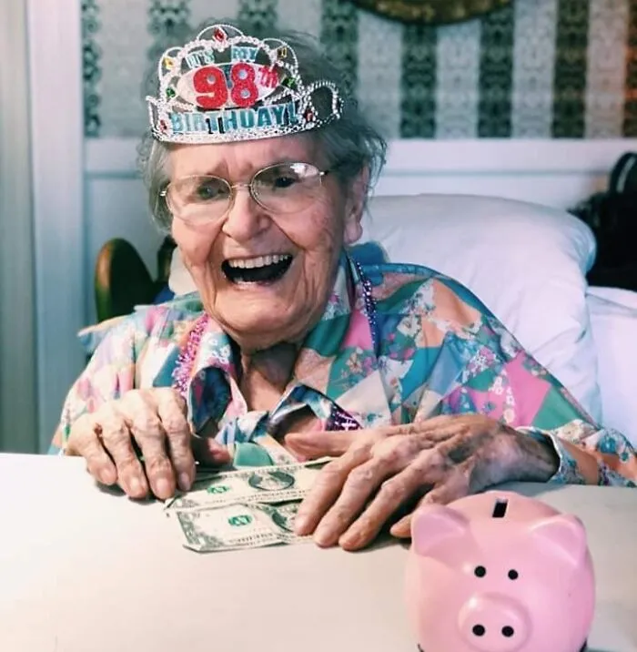Mi bisabuela en su cumpleaños número 98. Mi familia le trae monedas todo el tiempo porque le encanta guardarlas en su hucha.