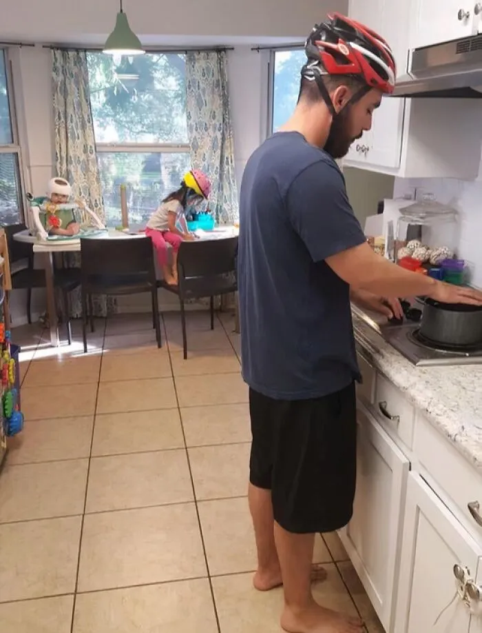 Su bebé necesita un casco moldeador de cabeza, así que ahora toda la familia usa cascos.