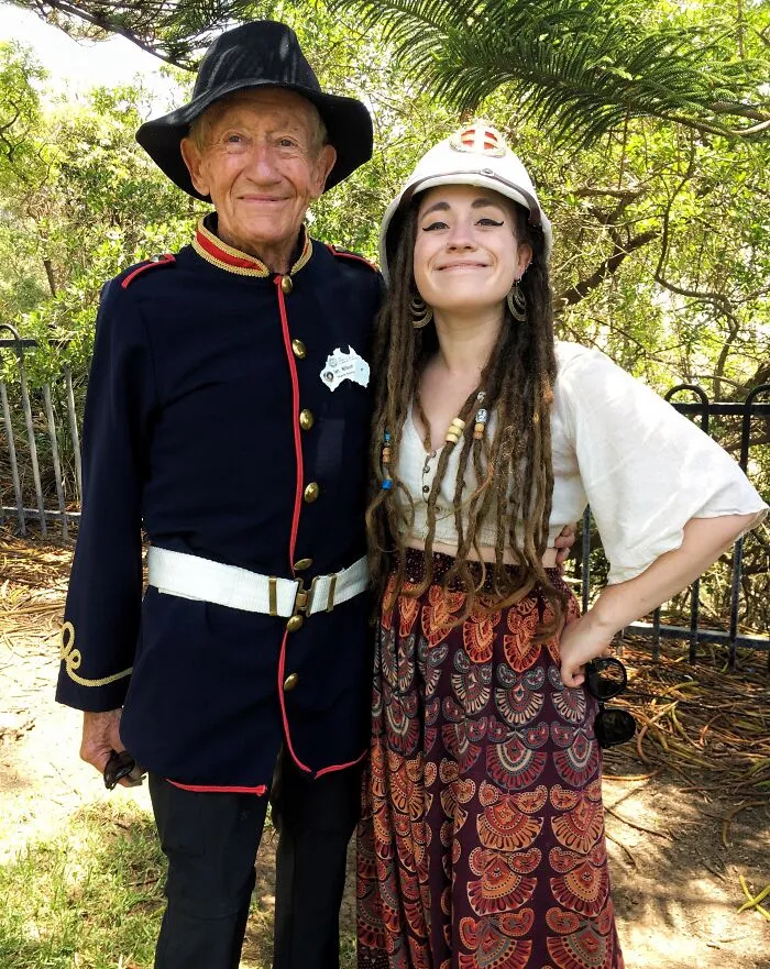 Mi abuelo de 91 años me pidió que intercambiáramos sombreros para una foto... "¡Para poder verme tan genial como tú!"