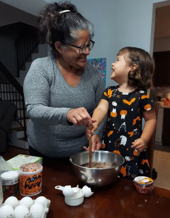 Esta foto de mi madre y mi hija compartiendo un momento especial haciendo cupcakes juntas me derrite el corazón. Espero que te saque una sonrisa.