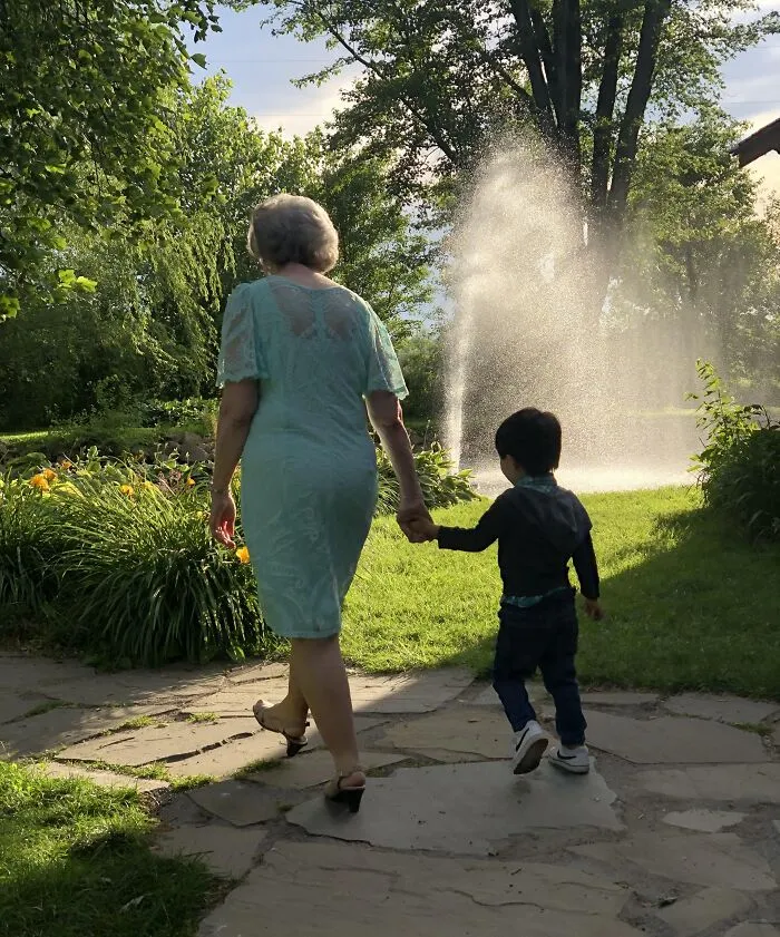 Hace un año, adoptamos a nuestro hijo autista de Corea. En una boda reciente, tomó espontáneamente la mano de mi abuela y la llevó a dar un paseo.