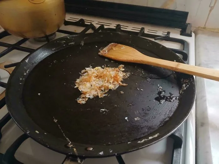 A Life Hack For Removing Burned Sticked Food Without Scrubbing Or Ruining The Pan/Pot Is To Boil Water On It And The Food Easily Comes Out 👍