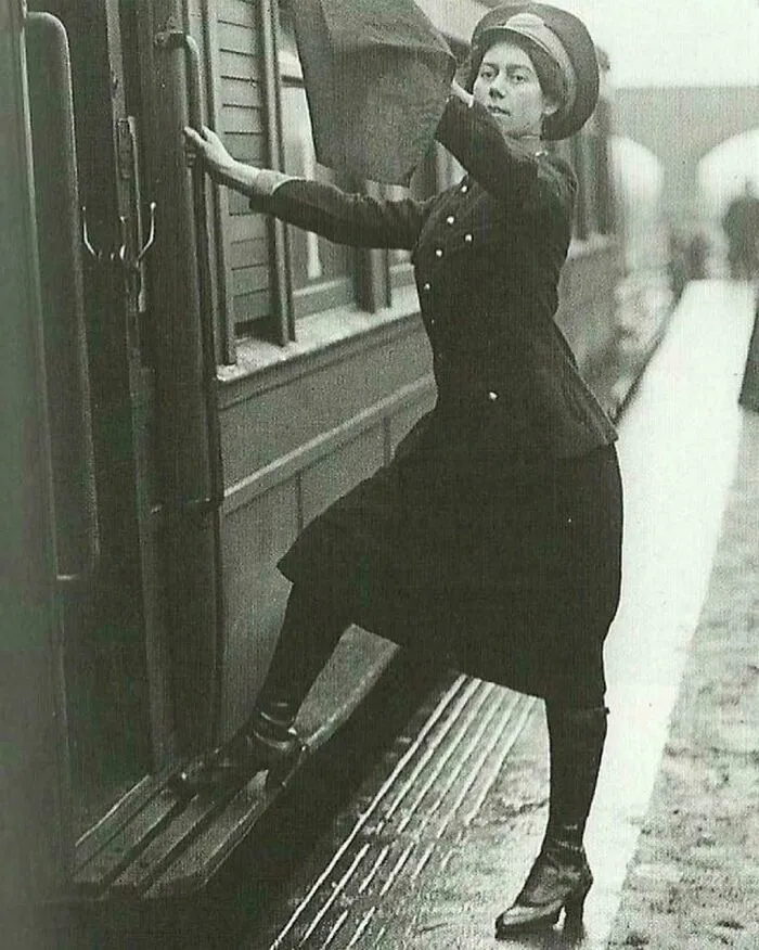 Fotografía de una revisora ​​de tren en Londres en 1916. Mientras los hombres luchaban, las mujeres asumieron trabajos esenciales como este. Cuando terminó la guerra, estos trabajos, lamentablemente, volvieron a ser exclusivos para hombres.