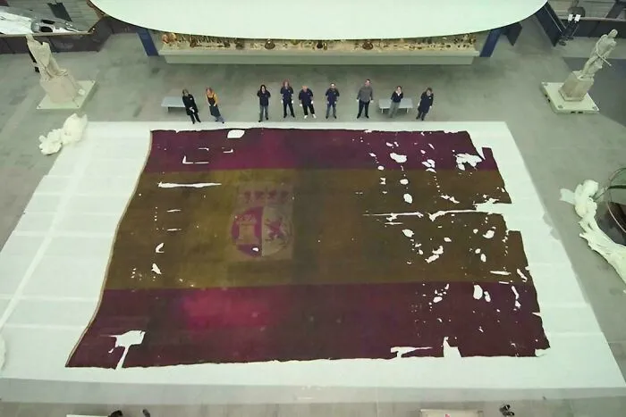 El tamaño de esta bandera ondeando en un barco español en la batalla de Trafalgar (1805). Comparado con el tamaño de las personas a su alrededor.