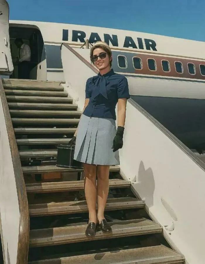 Una azafata de Iran Air posando a principios de la década de 1970.