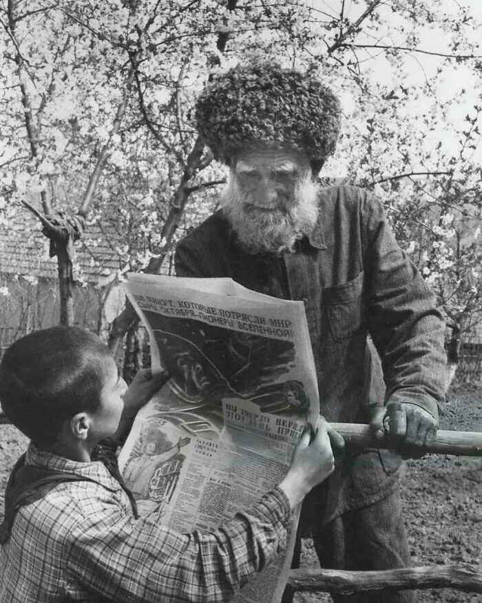 Un niño comparte la noticia del vuelo espacial de Yuri Gagarin con un pastor local. (1961, URSS)