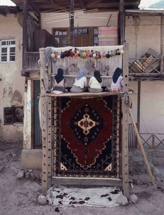 Mujeres tejiendo meticulosamente a mano una alfombra persa en Kashan, Irán, 1989.