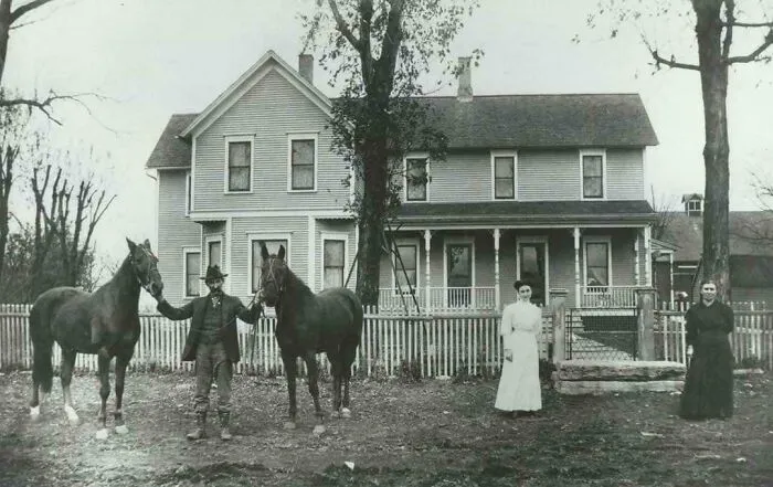 Una familia frente a su nueva casa (1900).