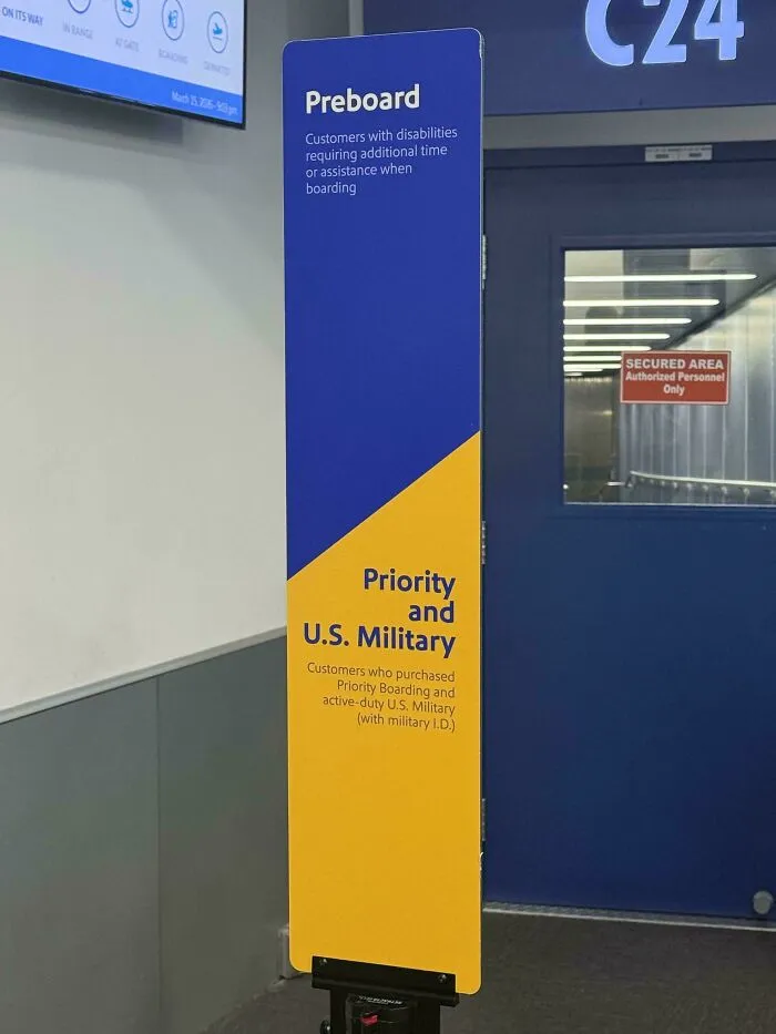 The New Southwest Signs. People Don’t Know Which Side To Stand On… It Needs Arrows For Those Who Can’t Tell Orange Is Right And Blue Is Left
