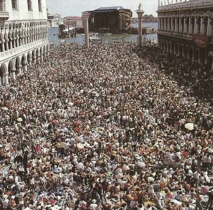 200,000 Fans At A Pink Floyd Concert In Venice, Italy. (1989)