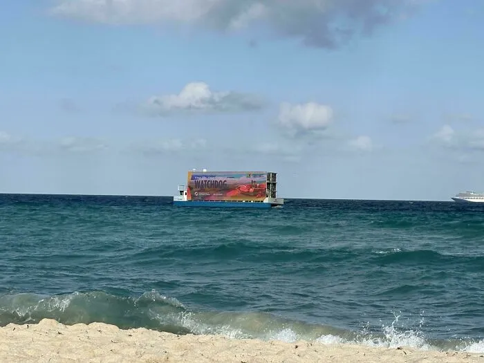 Ni siquiera puedo contemplar las olas en paz sin un barco publicitario flotante.