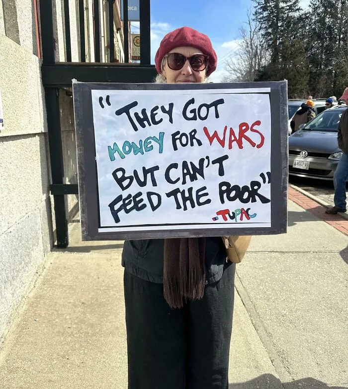 "Tienen dinero para guerras pero no pueden dar de comer a los pobres" - Tupac