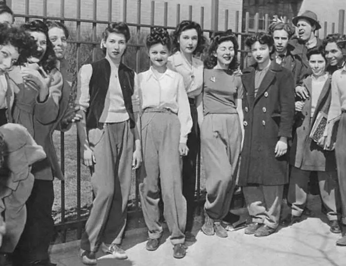 Un grupo de chicas se presenta en pantalones en la escuela secundaria Abraham Lincoln, en Brooklyn, en protesta porque una compañera de clase, Beverly Bernstein, fue suspendida el día anterior por usar pantalones, 1942.