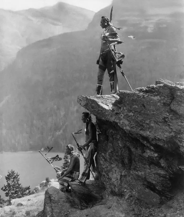 Miembros de la tribu Pies Negros en el Parque Nacional Glacier, alrededor de 1913.