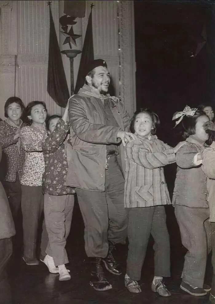 Che Guevara en una guardería de Shanghai (1960)