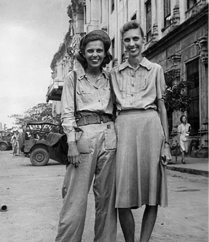La enfermera Dorothy Davis, miembro de las famosas Ángeles de Bataan, sonríe junto a su hermana tras ser liberada después de años de sufrimiento como prisionera de guerra en Santo Tomás, Filipinas. Febrero de 1945.