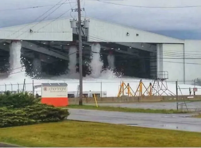 Un incendio en un hangar de aviones privados activó el sistema extintor de espuma.