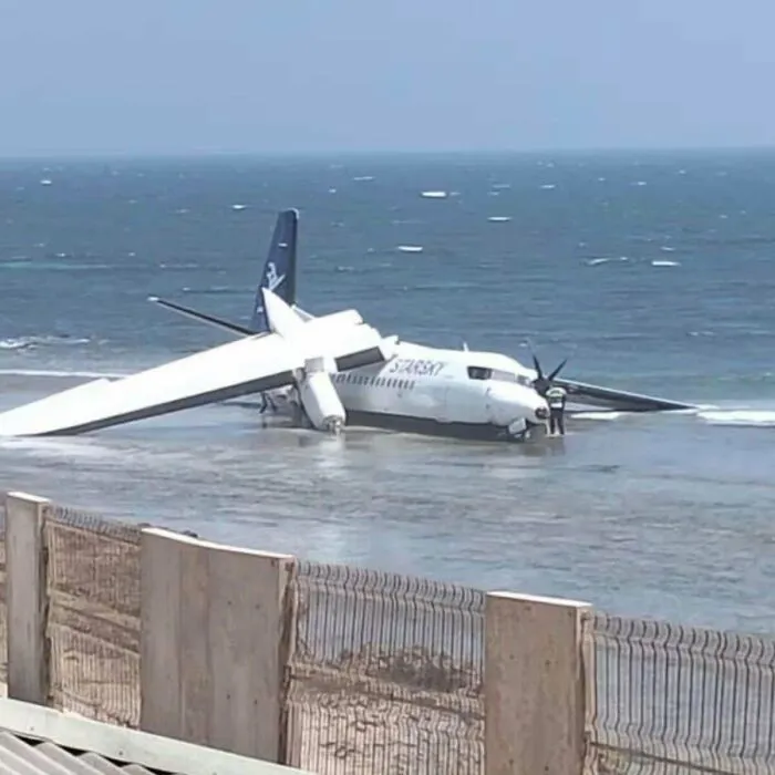 Un avión turbohélice Fokker 50 sufrió una avería durante el despegue hoy en Mogadiscio, Somalia.
