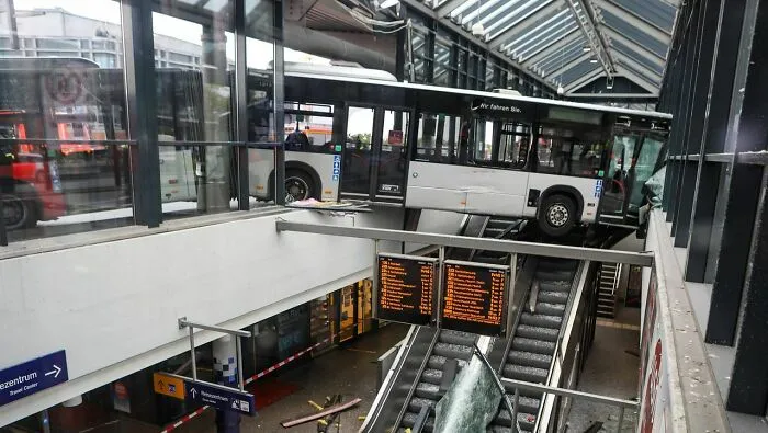 Un autobús se estrelló contra un cristal en la estación de tren de Hamburgo.