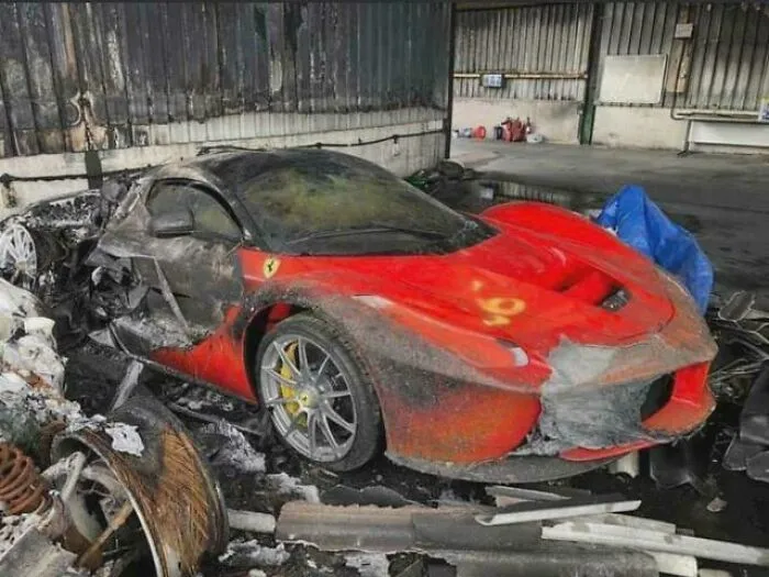 Un almacén de superdeportivos en Cheshire se incendió.