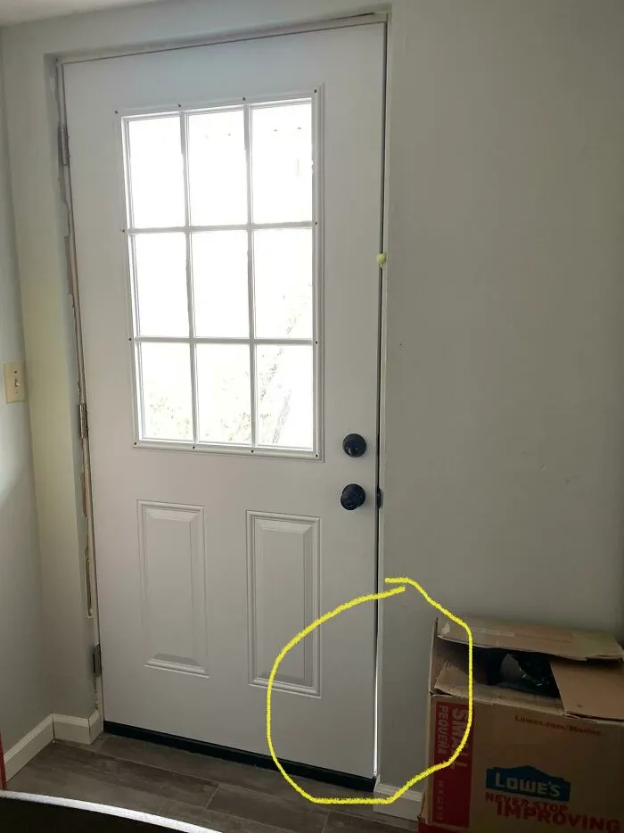 1100 dólares para reemplazar una puerta que no cerraba del todo... por una bonita puerta que tampoco cierra del todo.