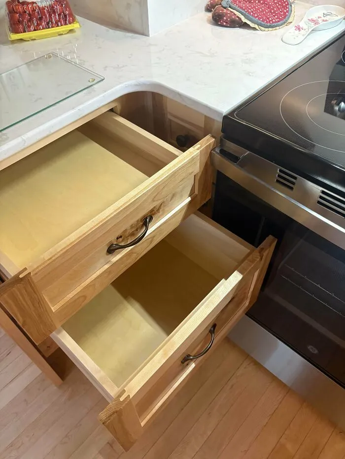 La manija del horno interfiere con el cajón superior.