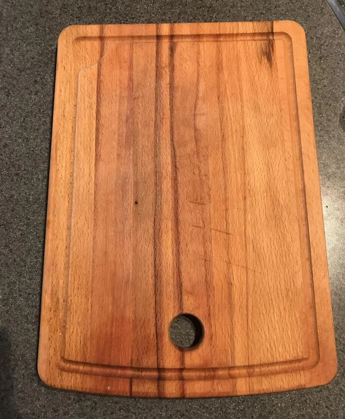 This IKEA Cutting Board Has A Gutter To Prevent Juices From Running Off It And Onto The Counter... And A Hole That Completely Negates The Gutter’s Function