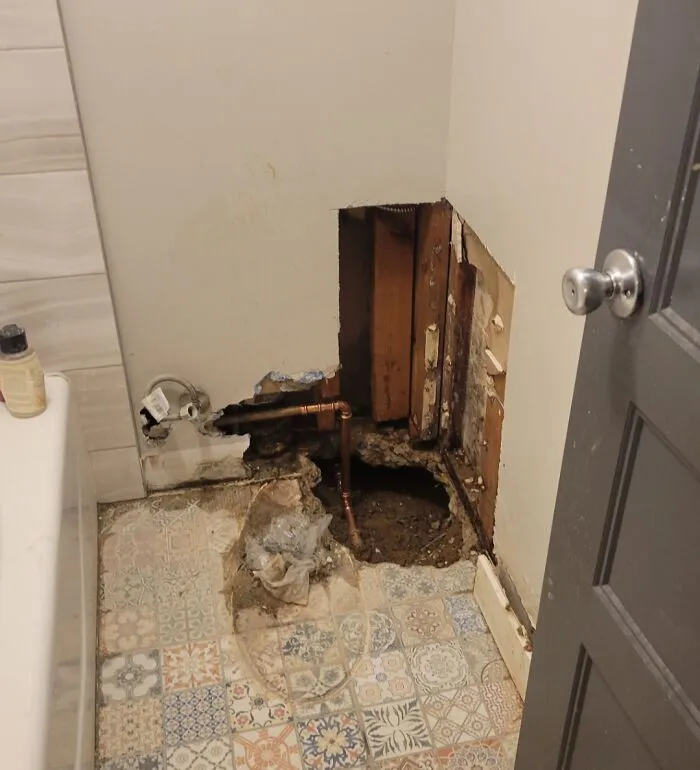 Llegamos a casa y nos encontramos con esto en nuestro único baño. La empresa inmobiliaria no nos avisó de que estaban haciendo obras... Son las 9 de la noche de un miércoles.